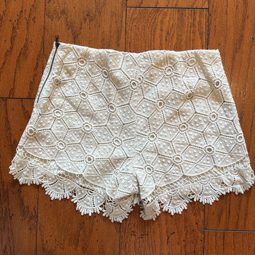 Gorgeous, feminine, never worn, sz. 2, Dolce Vita crocheted shorts - Picture 4 of 6